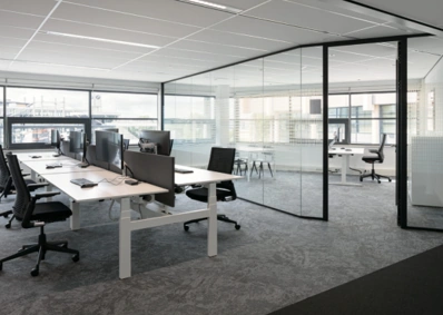 Moderne kantoorruimte aan de Karel Doormanweg met bureaus, computers en glazen vergaderruimte.